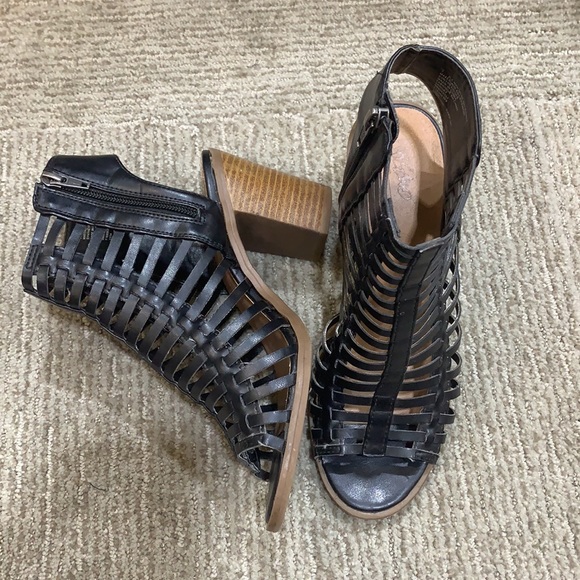 Mossimo Block Heel Sandal, size 7. - Picture 2 of 3